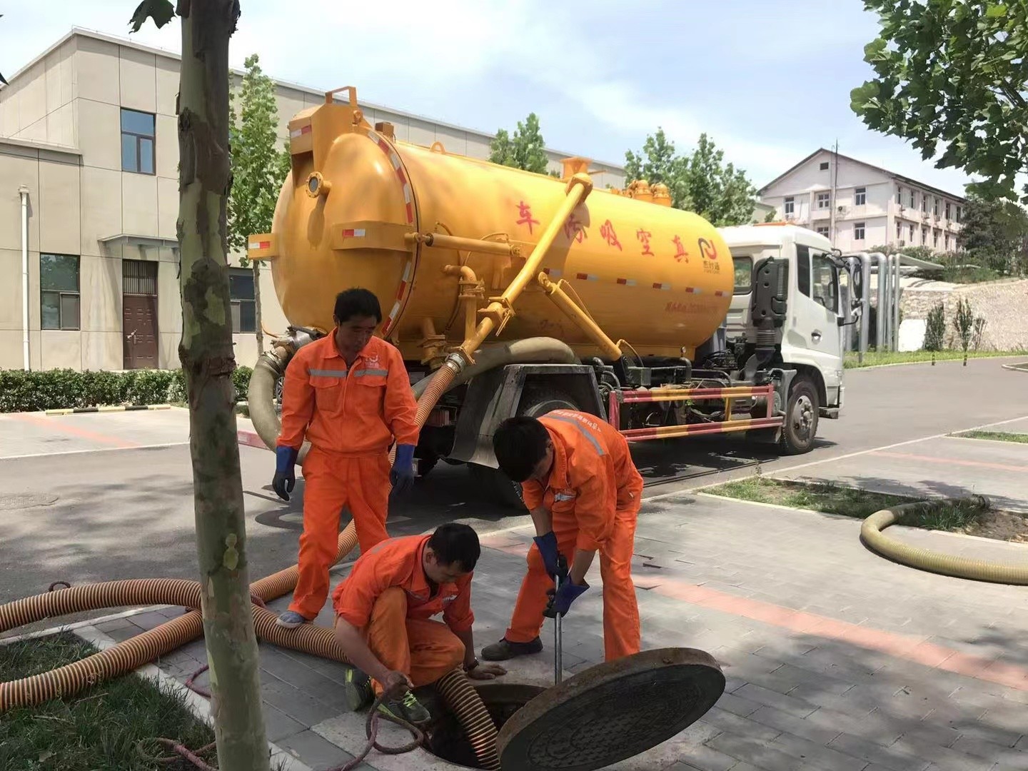 尉犁管道疏通车停在窨井附近